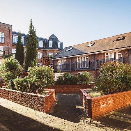 Charming Two Bedroom Apartment With Free Private Parking Leatherhead Eksteriør bilde