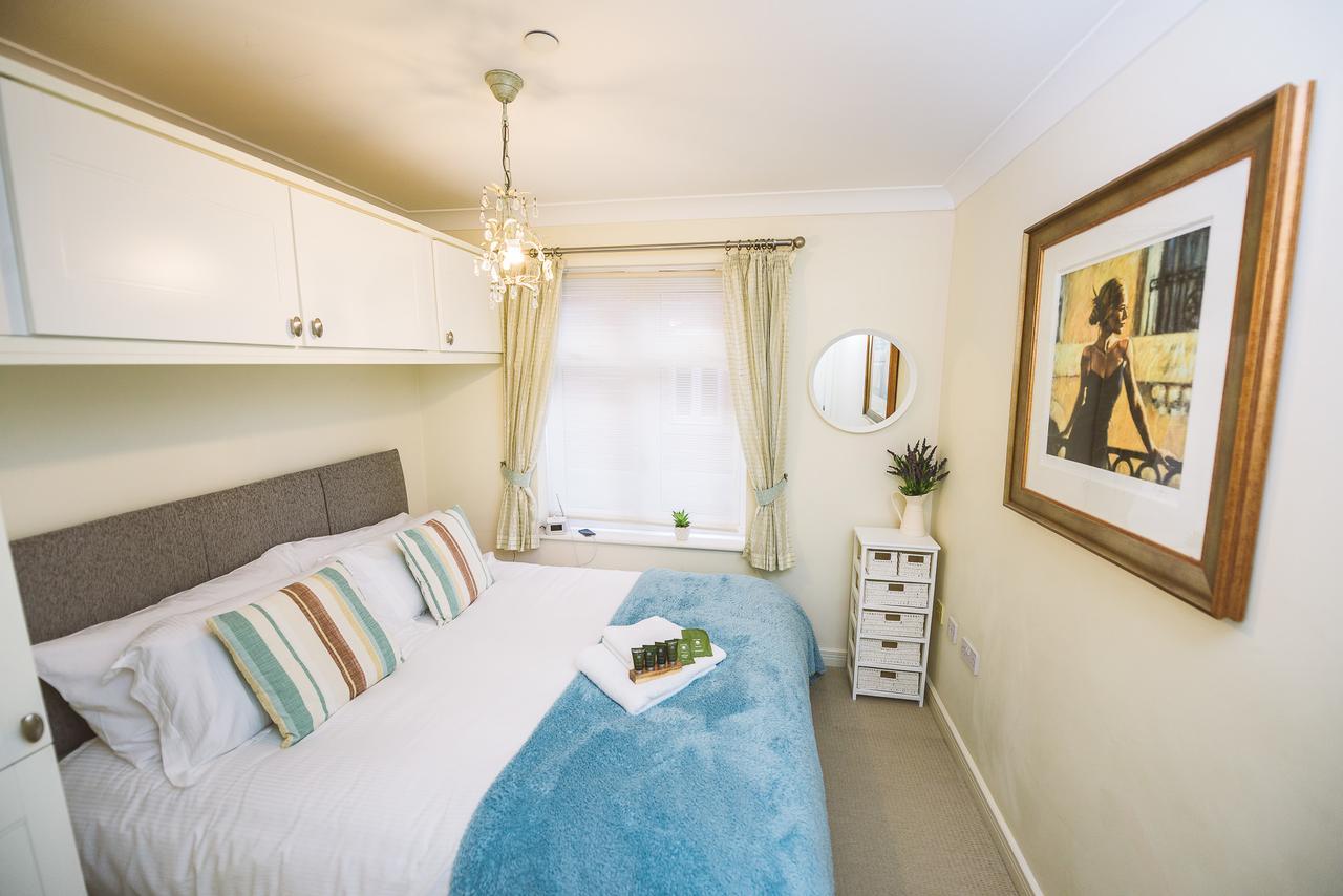 Charming Two Bedroom Apartment With Free Private Parking Leatherhead Eksteriør bilde