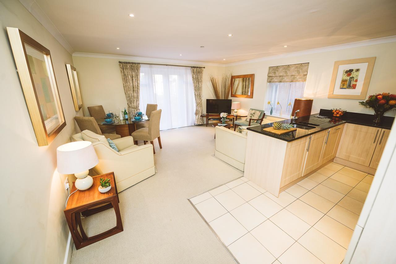 Charming Two Bedroom Apartment With Free Private Parking Leatherhead Eksteriør bilde