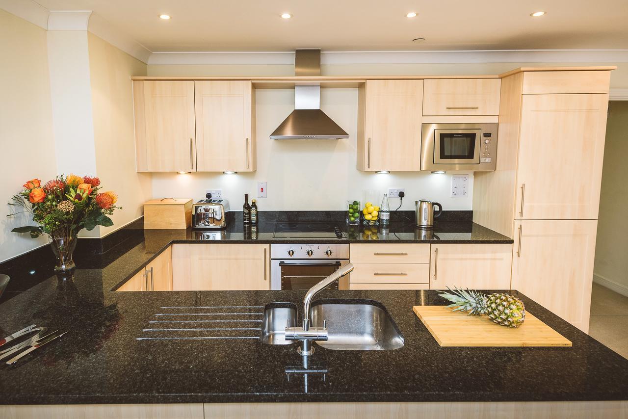 Charming Two Bedroom Apartment With Free Private Parking Leatherhead Eksteriør bilde