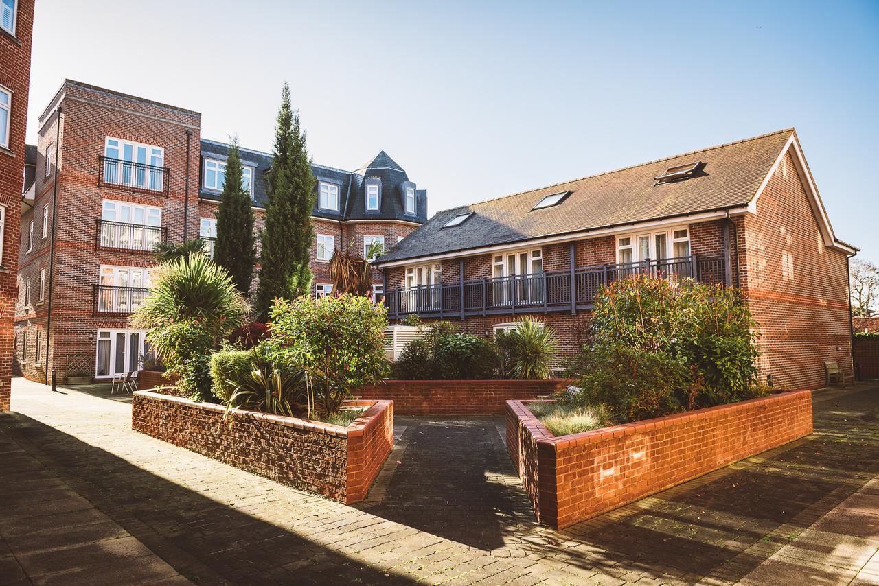 Charming Two Bedroom Apartment With Free Private Parking Leatherhead Eksteriør bilde