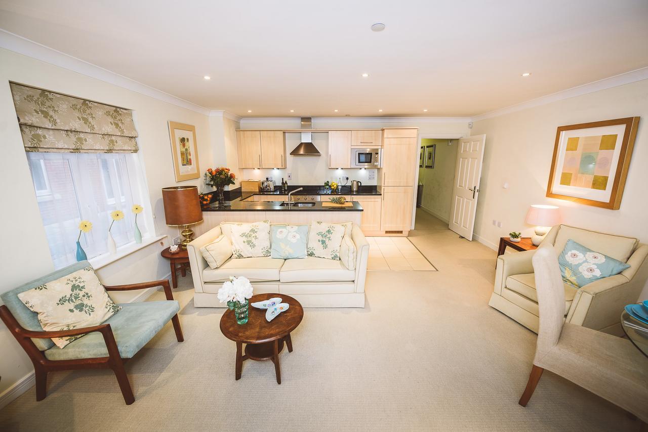 Charming Two Bedroom Apartment With Free Private Parking Leatherhead Eksteriør bilde