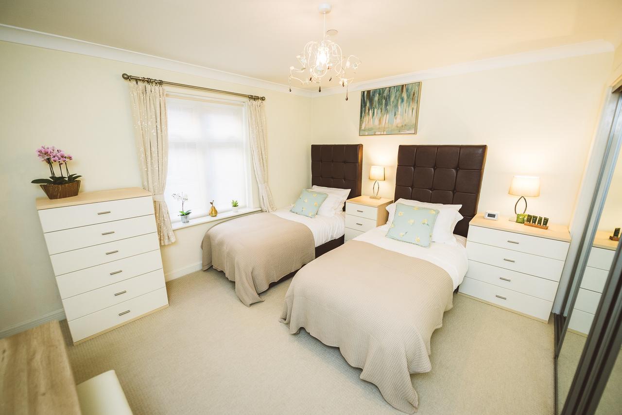Charming Two Bedroom Apartment With Free Private Parking Leatherhead Eksteriør bilde