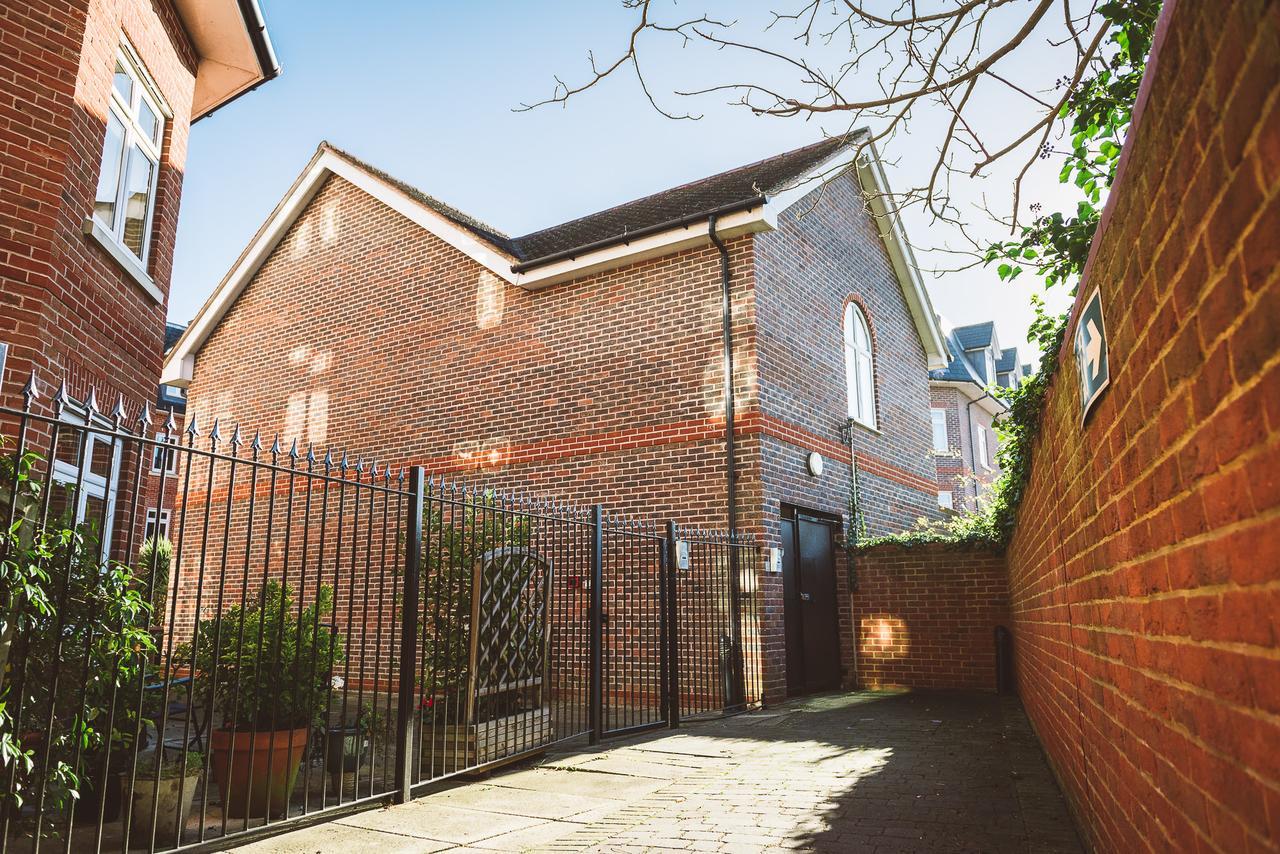 Charming Two Bedroom Apartment With Free Private Parking Leatherhead Eksteriør bilde