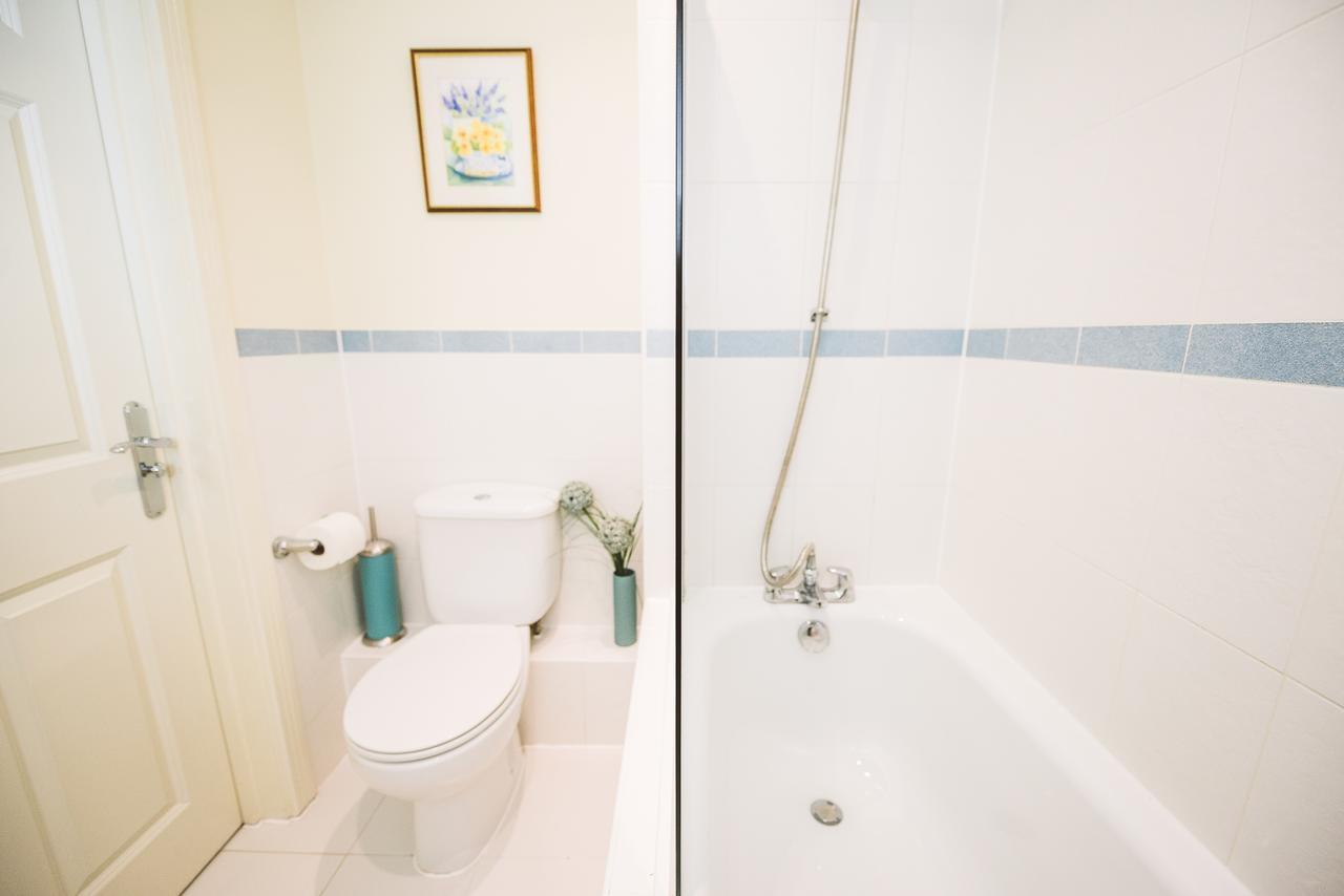 Charming Two Bedroom Apartment With Free Private Parking Leatherhead Eksteriør bilde