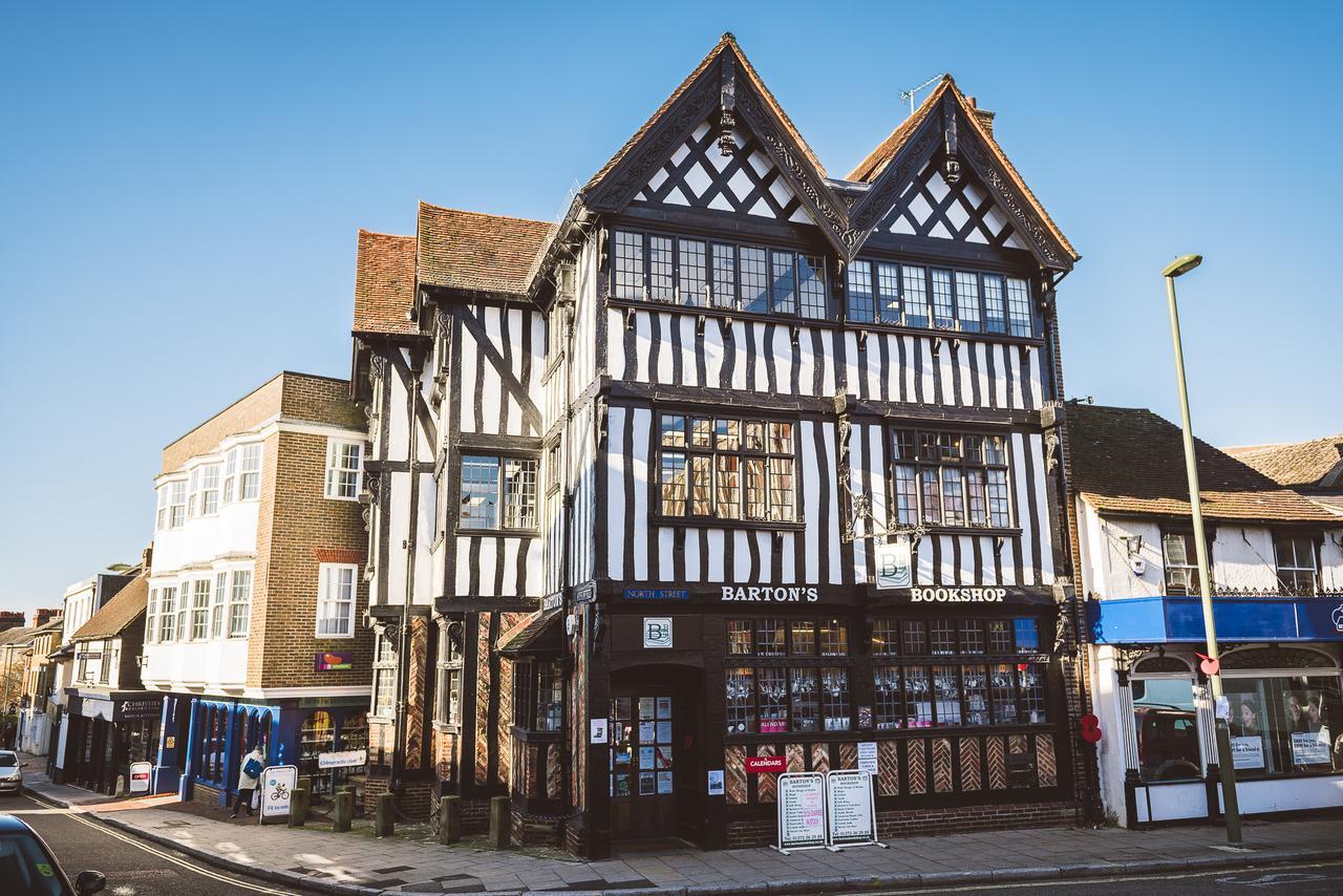 Charming Two Bedroom Apartment With Free Private Parking Leatherhead Eksteriør bilde