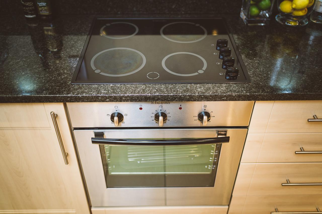 Charming Two Bedroom Apartment With Free Private Parking Leatherhead Eksteriør bilde