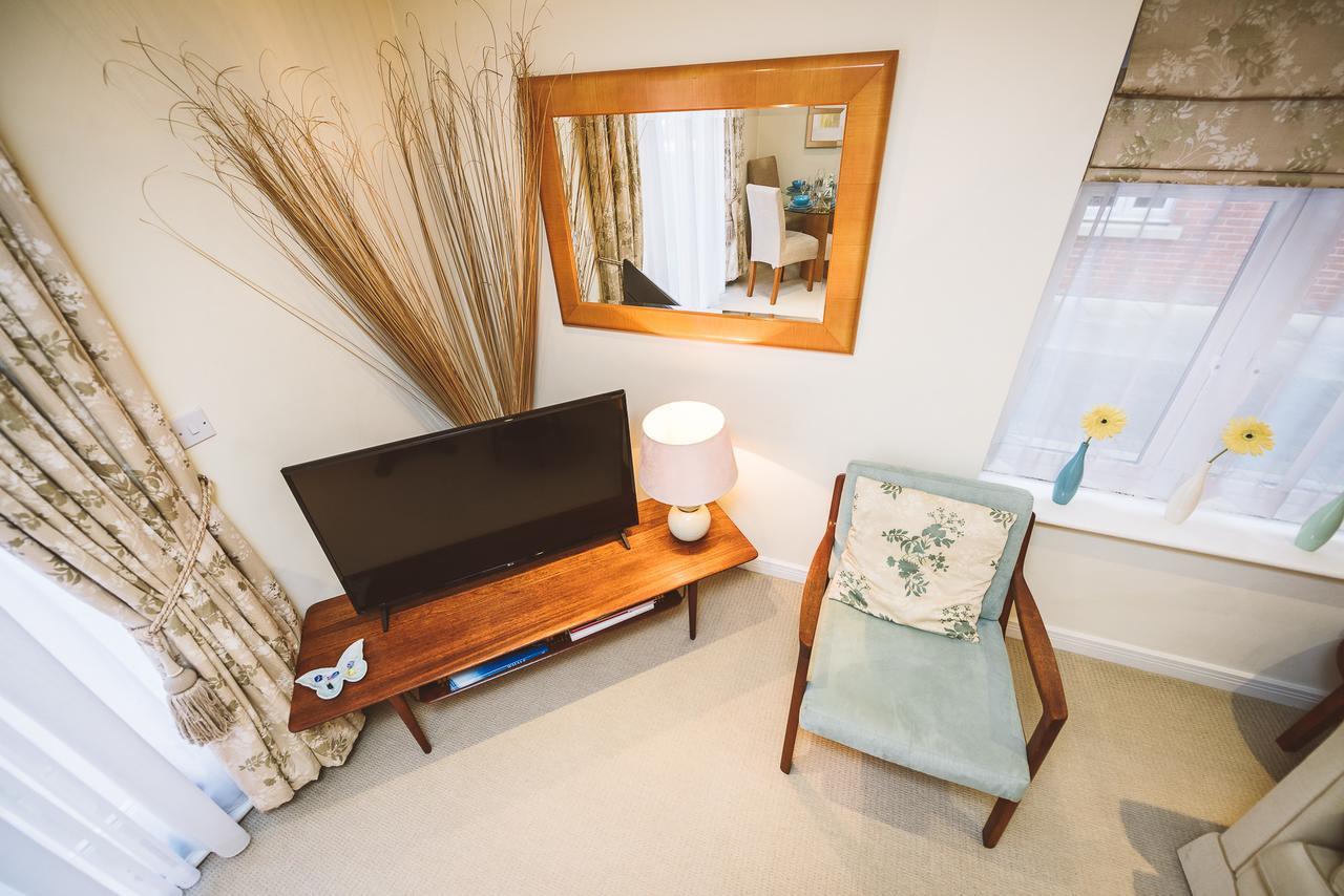 Charming Two Bedroom Apartment With Free Private Parking Leatherhead Eksteriør bilde