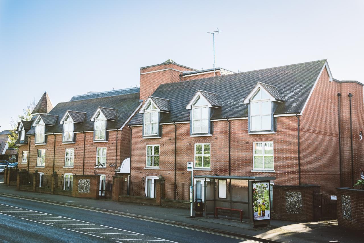 Charming Two Bedroom Apartment With Free Private Parking Leatherhead Eksteriør bilde