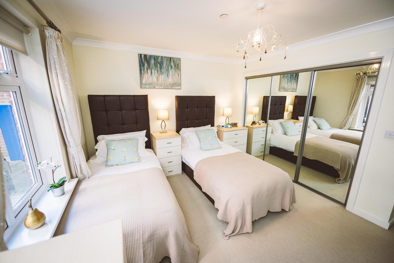 Charming Two Bedroom Apartment With Free Private Parking Leatherhead Eksteriør bilde