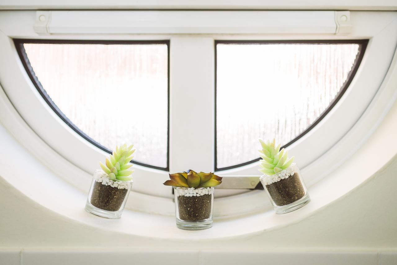 Charming Two Bedroom Apartment With Free Private Parking Leatherhead Eksteriør bilde