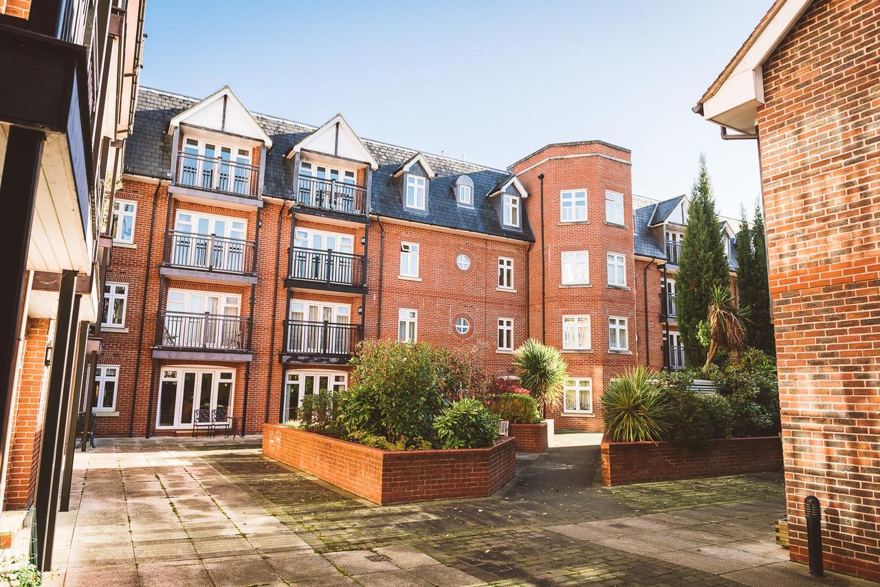 Charming Two Bedroom Apartment With Free Private Parking Leatherhead Eksteriør bilde