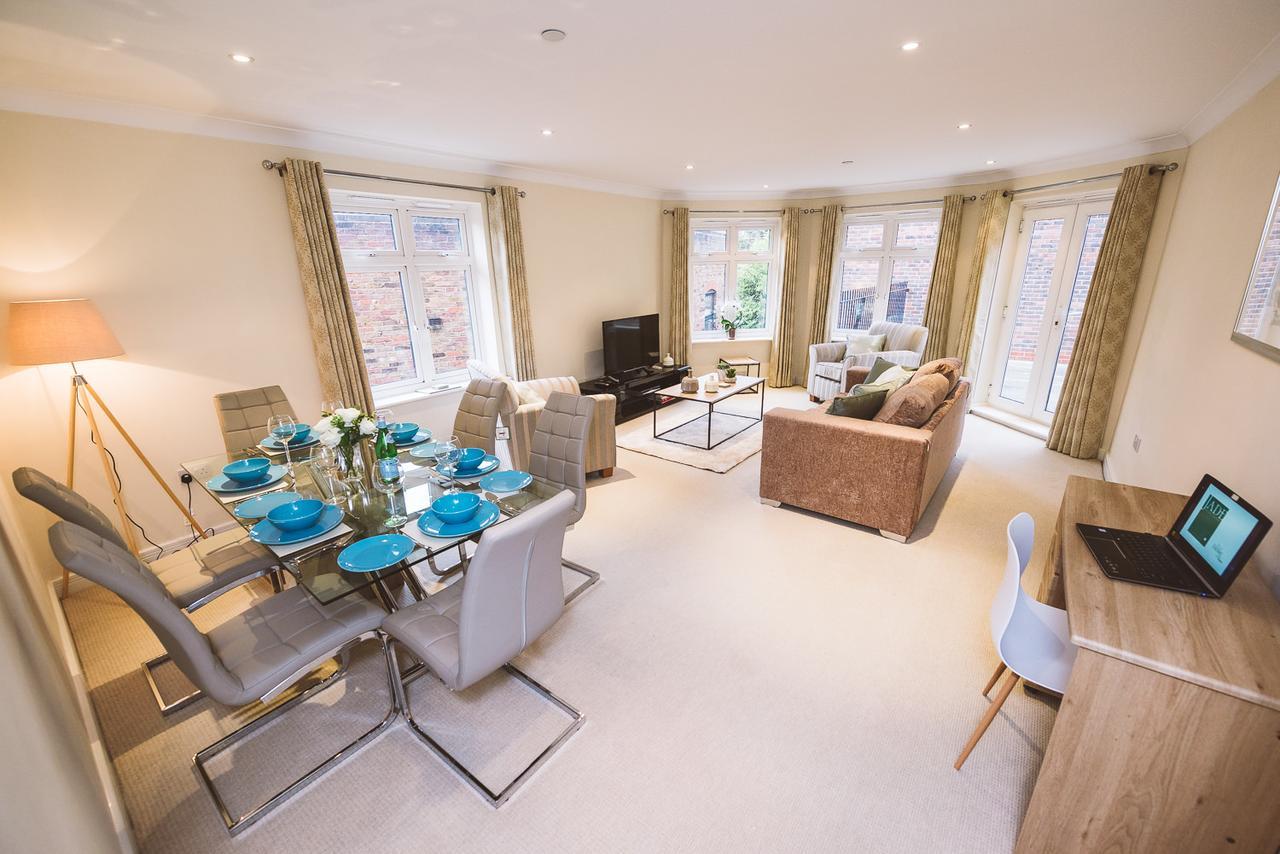 Charming Two Bedroom Apartment With Free Private Parking Leatherhead Eksteriør bilde