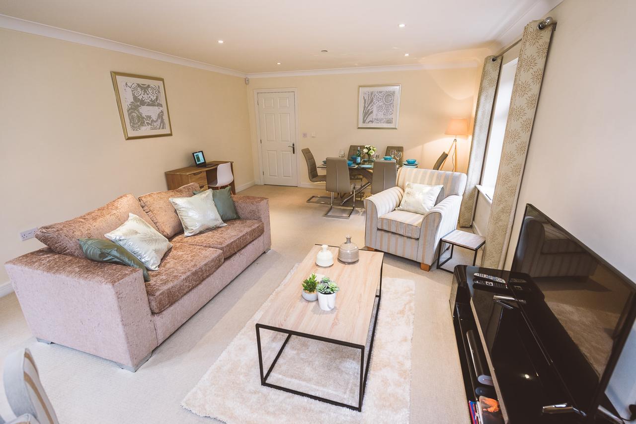 Charming Two Bedroom Apartment With Free Private Parking Leatherhead Eksteriør bilde