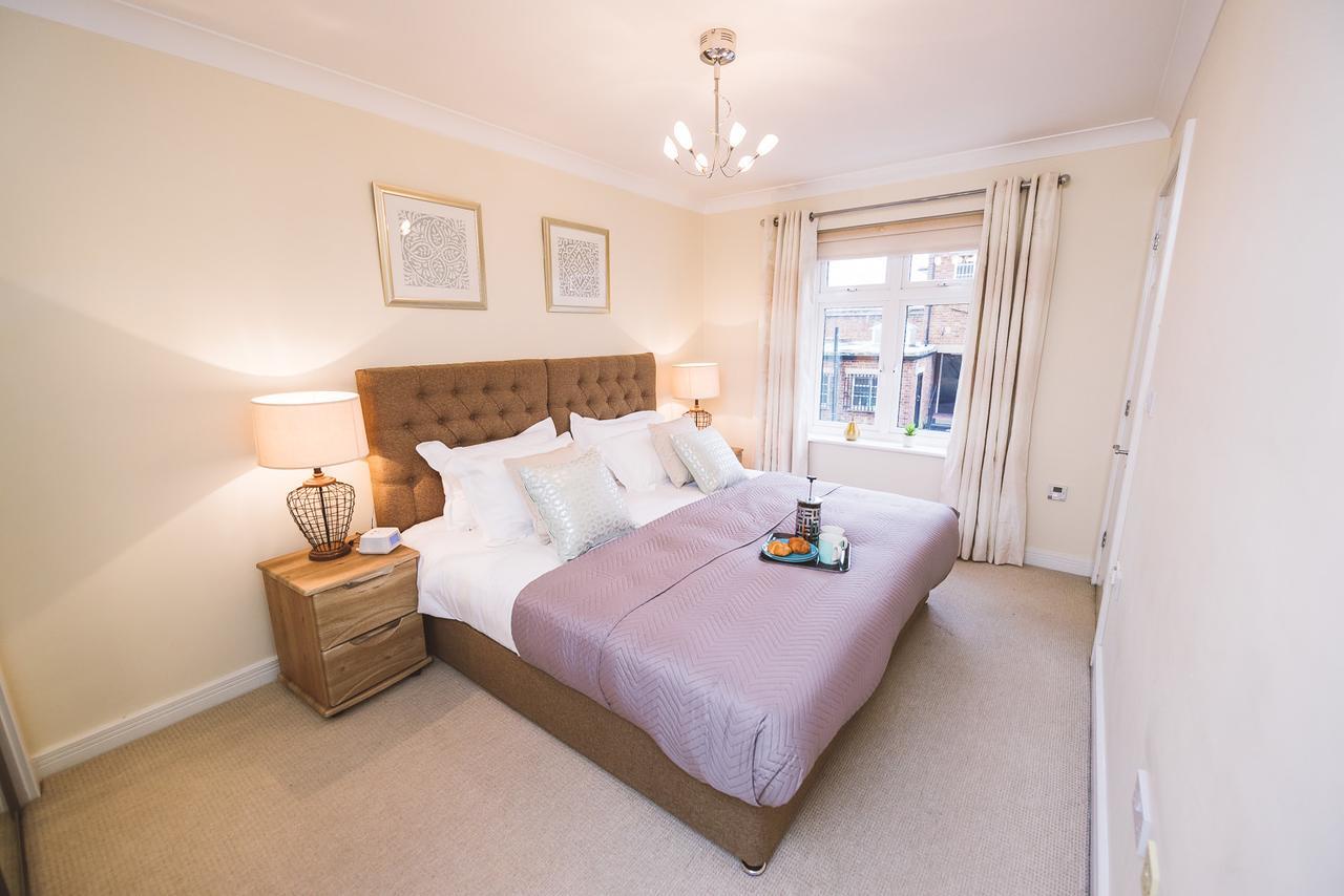 Charming Two Bedroom Apartment With Free Private Parking Leatherhead Eksteriør bilde