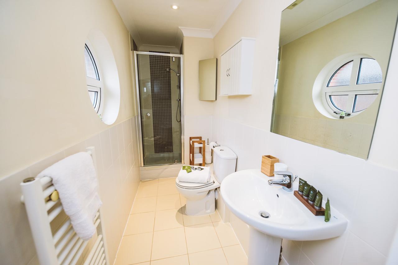 Charming Two Bedroom Apartment With Free Private Parking Leatherhead Eksteriør bilde