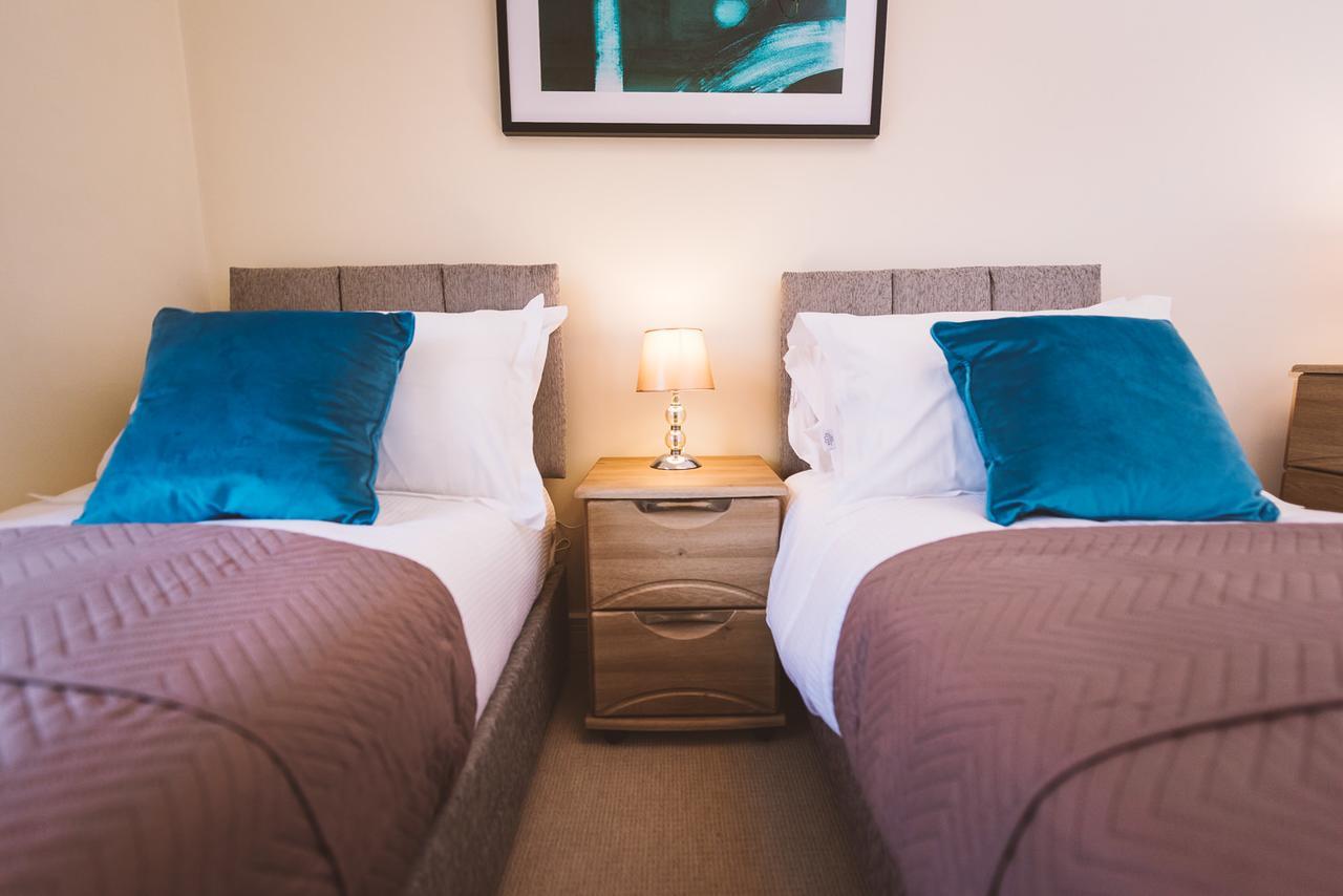Charming Two Bedroom Apartment With Free Private Parking Leatherhead Eksteriør bilde