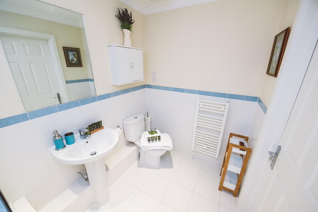 Charming Two Bedroom Apartment With Free Private Parking Leatherhead Eksteriør bilde
