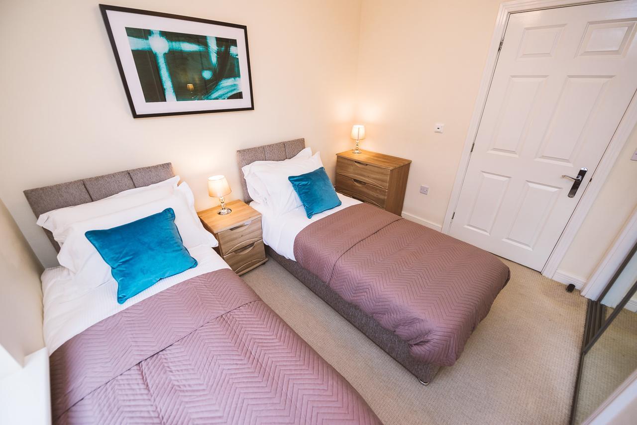 Charming Two Bedroom Apartment With Free Private Parking Leatherhead Eksteriør bilde