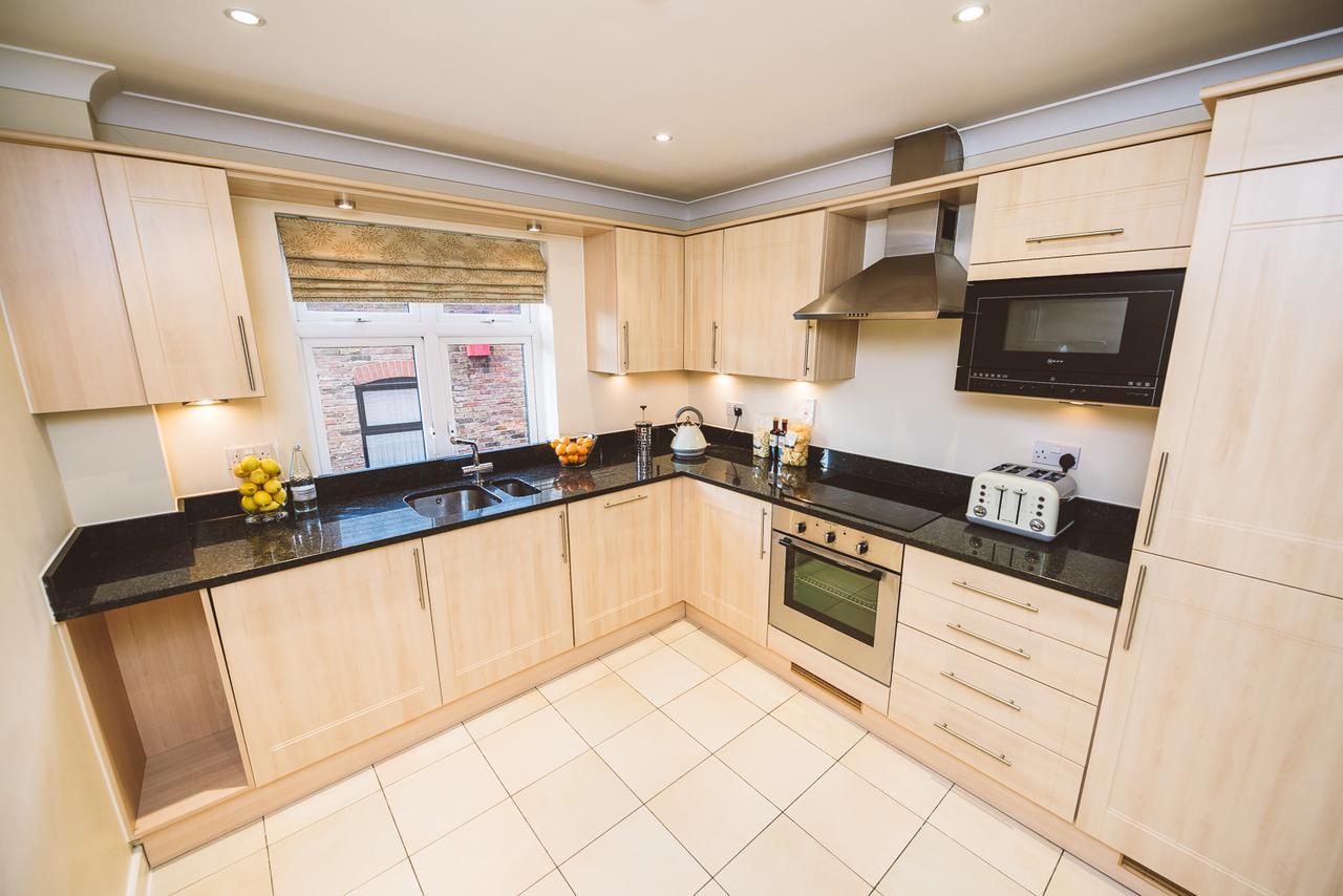 Charming Two Bedroom Apartment With Free Private Parking Leatherhead Eksteriør bilde