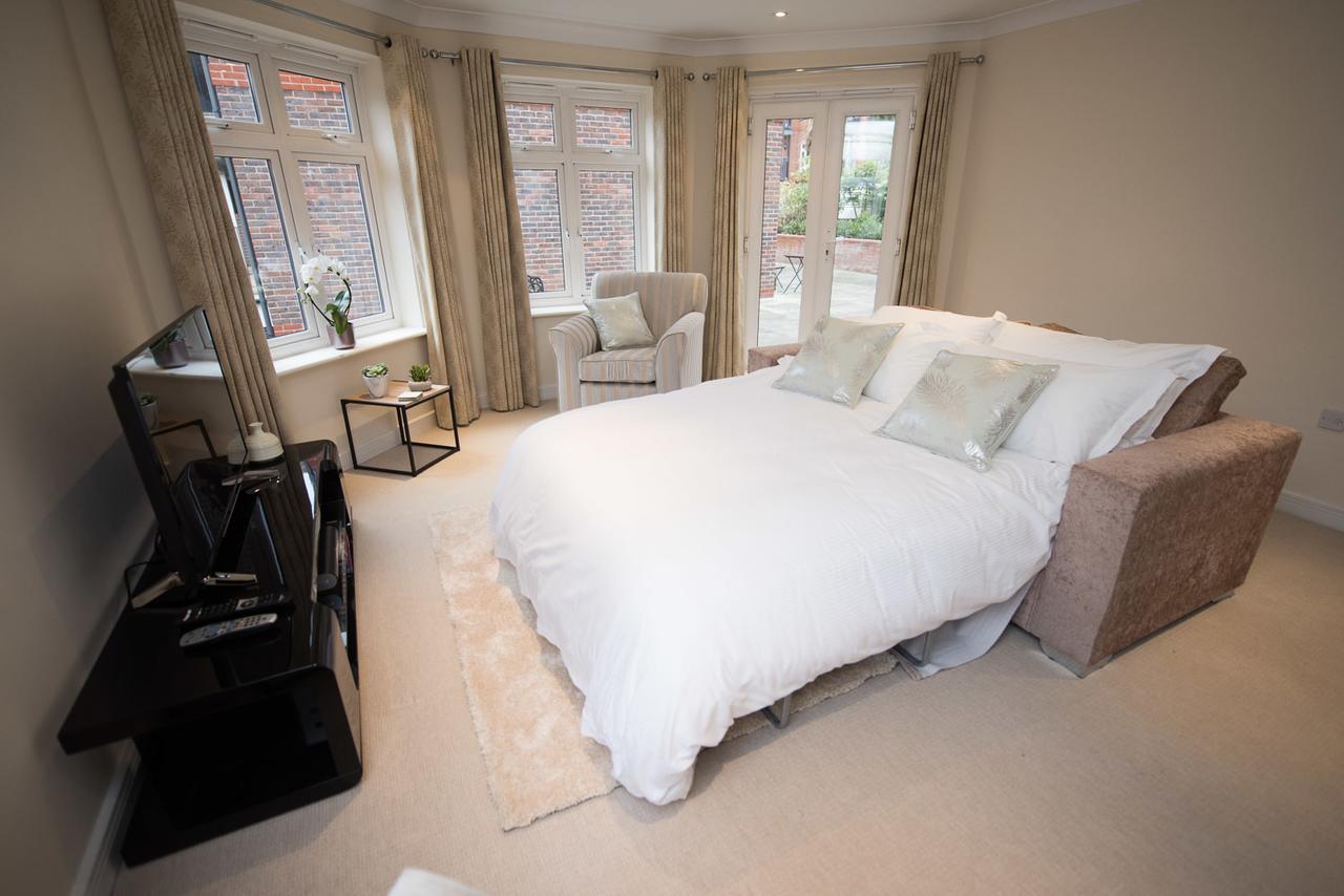Charming Two Bedroom Apartment With Free Private Parking Leatherhead Eksteriør bilde