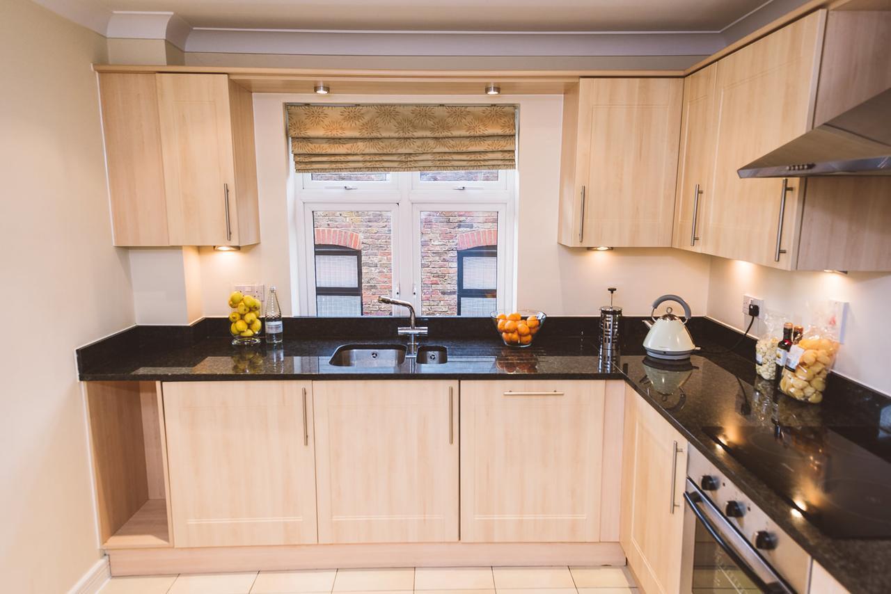 Charming Two Bedroom Apartment With Free Private Parking Leatherhead Eksteriør bilde