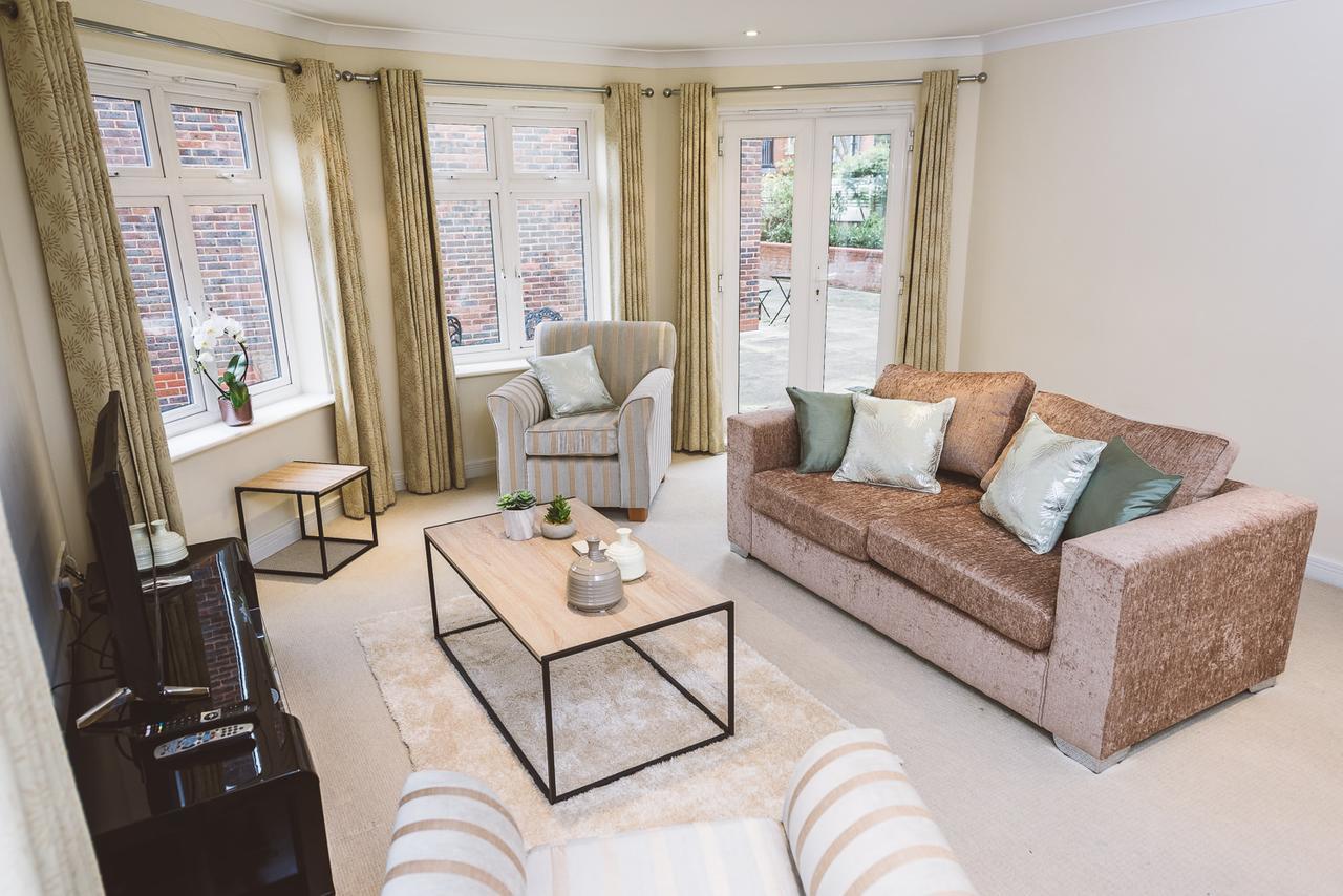 Charming Two Bedroom Apartment With Free Private Parking Leatherhead Eksteriør bilde
