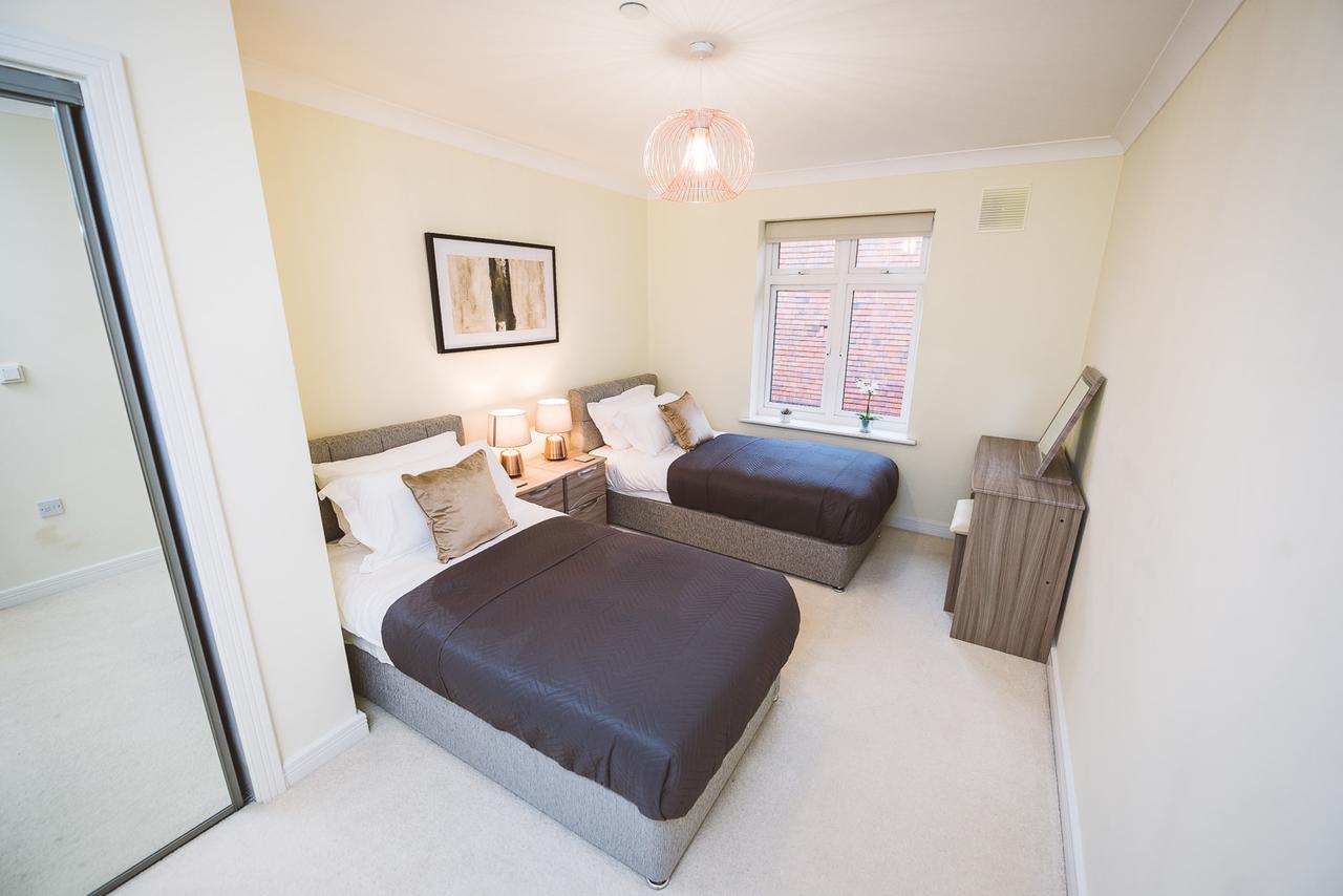 Charming Two Bedroom Apartment With Free Private Parking Leatherhead Eksteriør bilde