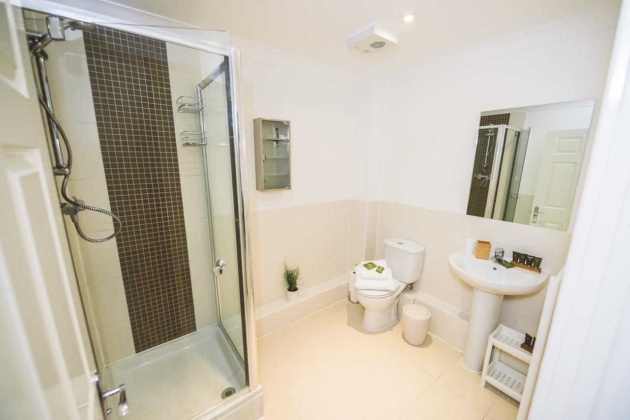 Charming Two Bedroom Apartment With Free Private Parking Leatherhead Eksteriør bilde