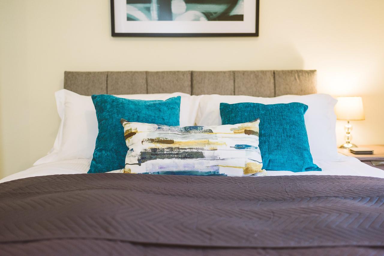 Charming Two Bedroom Apartment With Free Private Parking Leatherhead Eksteriør bilde