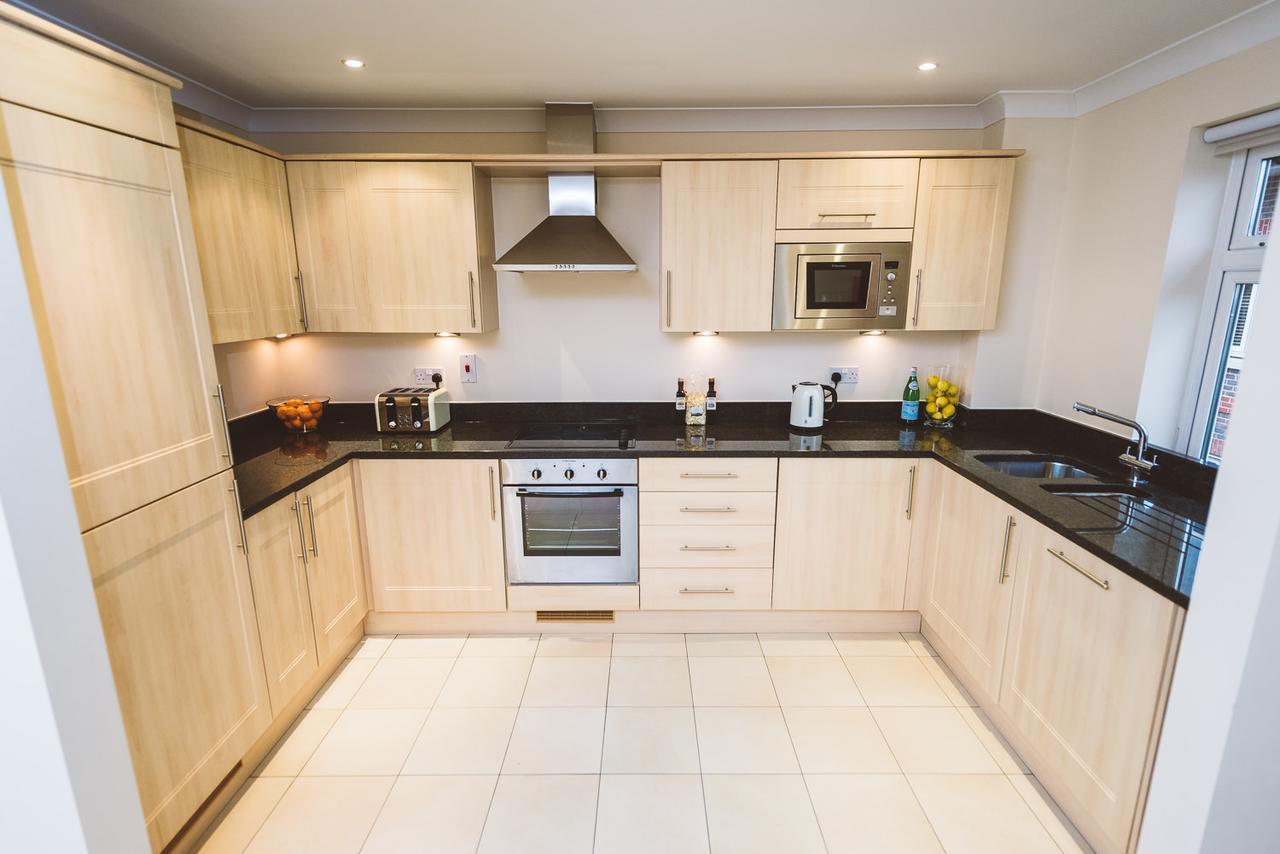 Charming Two Bedroom Apartment With Free Private Parking Leatherhead Eksteriør bilde