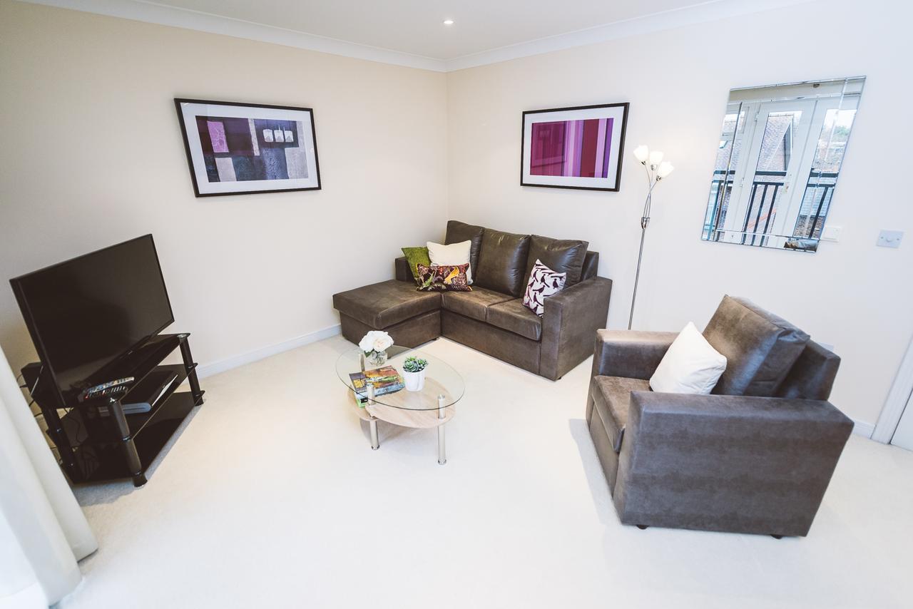 Charming Two Bedroom Apartment With Free Private Parking Leatherhead Eksteriør bilde