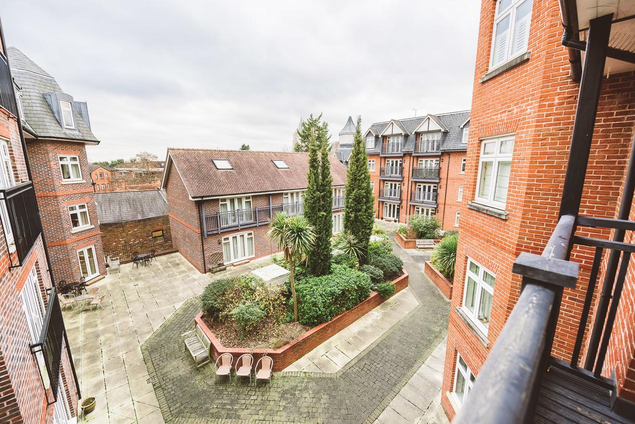Charming Two Bedroom Apartment With Free Private Parking Leatherhead Eksteriør bilde