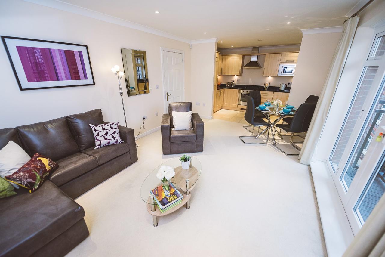 Charming Two Bedroom Apartment With Free Private Parking Leatherhead Eksteriør bilde