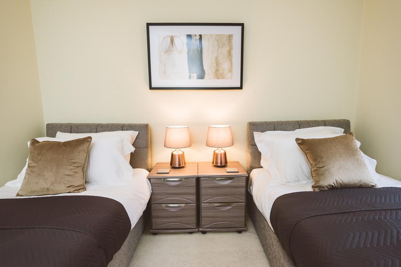 Charming Two Bedroom Apartment With Free Private Parking Leatherhead Eksteriør bilde