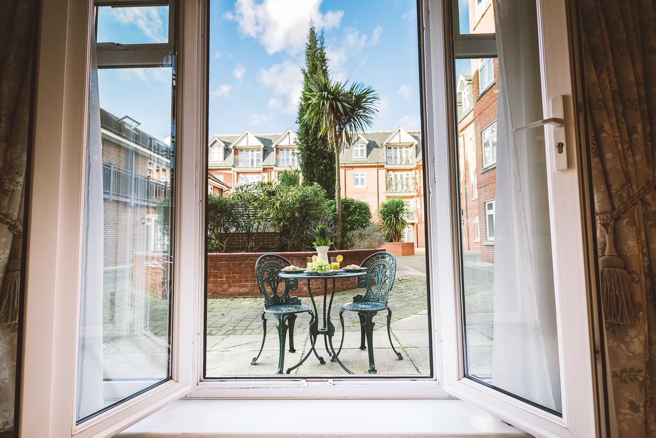 Charming Two Bedroom Apartment With Free Private Parking Leatherhead Eksteriør bilde