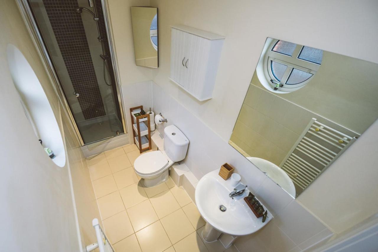 Charming Two Bedroom Apartment With Free Private Parking Leatherhead Eksteriør bilde
