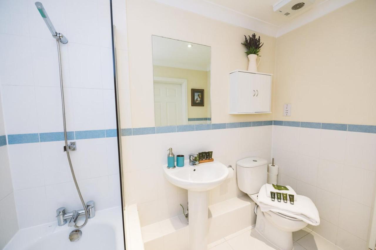 Charming Two Bedroom Apartment With Free Private Parking Leatherhead Eksteriør bilde
